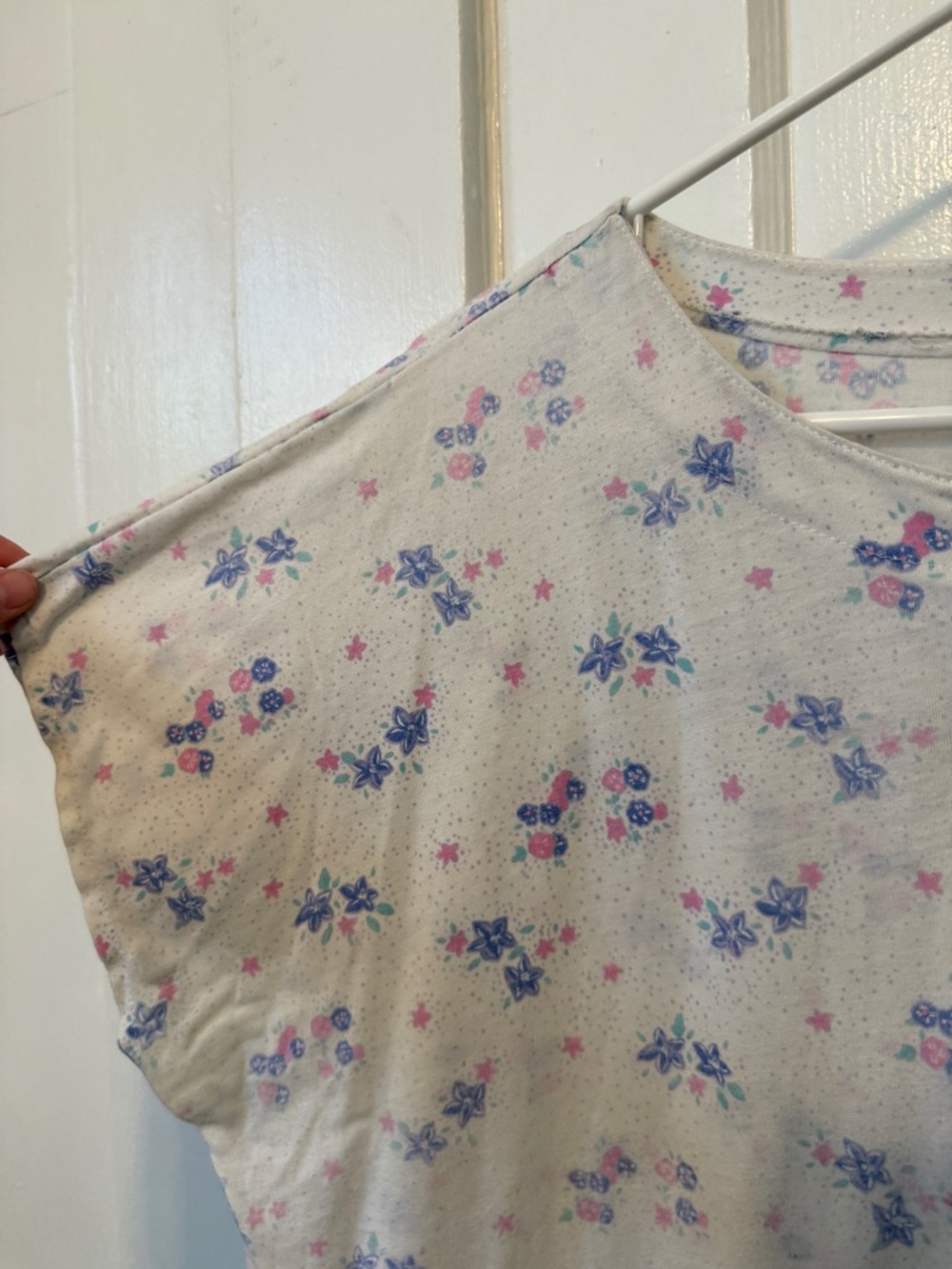 Light Floral Henley Tee in White with Pink & Blue Flowers vintage large - Picture 3 of 10